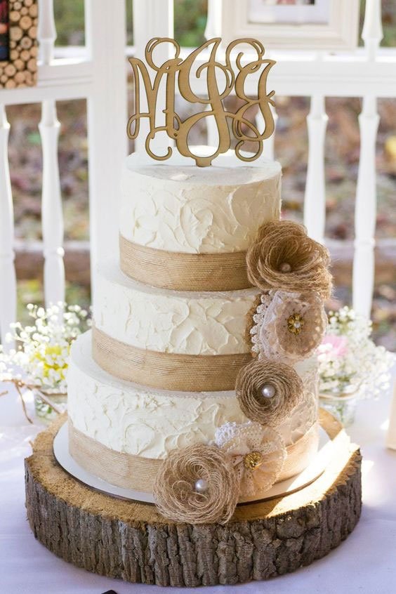 Gateau de mariage avec comme accessoire des fleurs en jute 